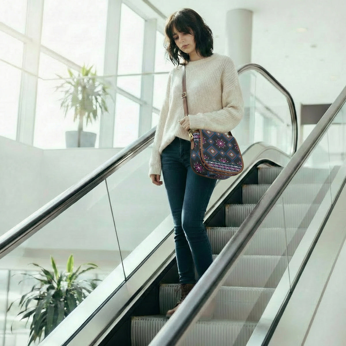 Borsa a sella boho in ikat tribale – borsa etnica moderna dal fascino tradizionale