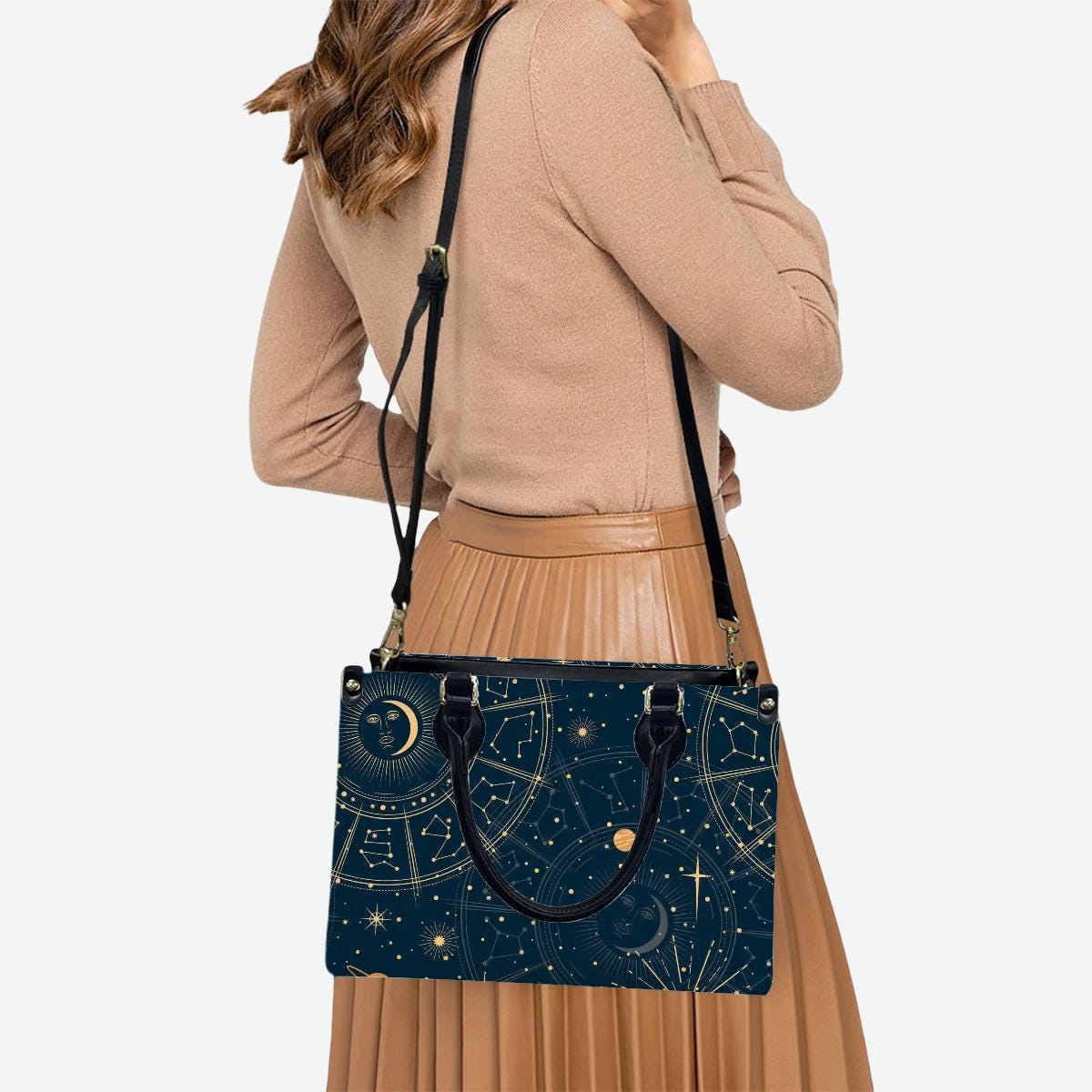 Dunkle Astrologie Himmlische Handtasche in 3 Größen - Blau Gelb Planeten Sterne Umhängetasche